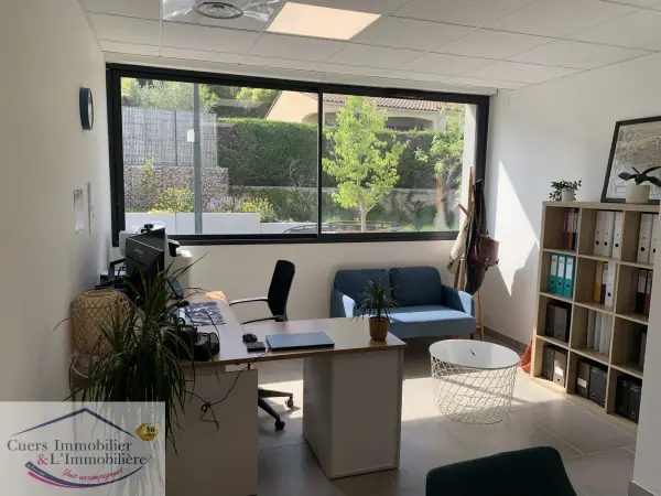 Cuers 83390 – Vente bureaux