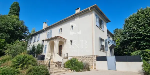 Cannes 06400 – Vente immeuble 40&nbsp;pièces