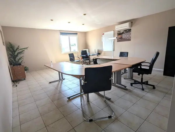 Six-Fours-les-Plages 83140 – Location Bureaux 7&nbsp;pièces