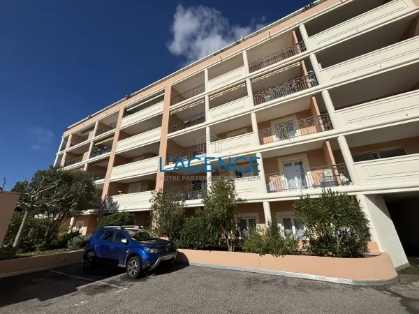 Hyères 83400 – Vente parking/box