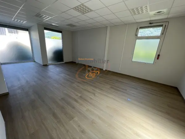 Saint-Affrique 12400 – Location bureaux 5&nbsp;pièces